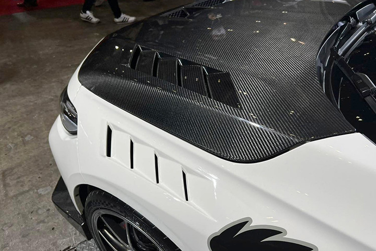 Ngưỡng cửa bên xe đã được sửa đổi và cánh gió phía sau được định hình lại. Dường như cản sau cũng được thay đổi về kiểu dáng. Nhìn chung, đây có thể là nền tảng để Honda chuyển đổi thành một gói độ chính hãng.