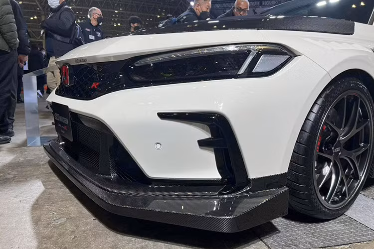 Trong 2 chiếc này, chiếc Group A có ngoại hình “nhẹ nhàng” hơn, hầu như không quá khác biệt so với Civic Type R nguyên bản. Mugen bổ sung thêm bộ chia gió phía trước hầm hố hơn và tạo cho các cửa hút gió ở góc phía trước có hình dạng sắc nét hơn.