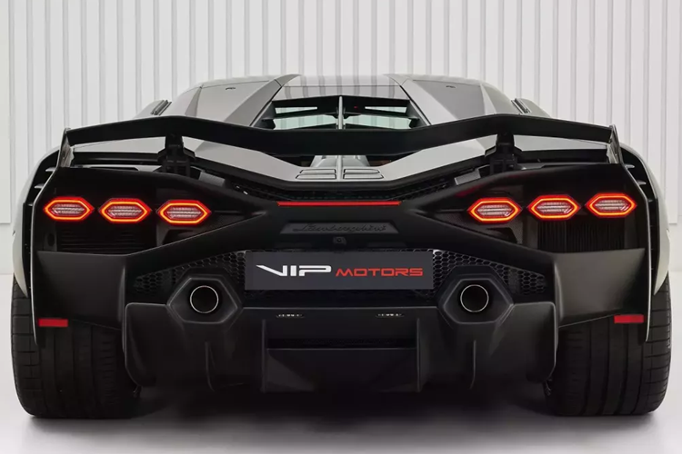 Lamborghini Sian còn có trang bị bộ siêu tụ điện thay cho cụm pin lithium-ion truyền thống, đồ chơi mới này mạnh gấp 3 lần so với cụm pin có cùng trọng lượng và nhẹ hơn gấp 3 lần. Vị trí của bộ siêu tụ điện trên siêu xe Lamborghini Sian là giữa khoang lái và khoang động cơ nhằm mang đến tỷ lệ phân bổ trọng lượng tối ưu.