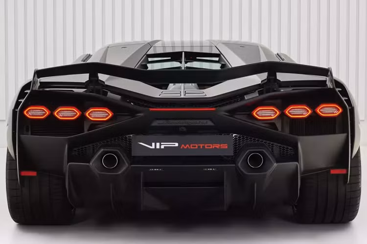 Lamborghini Sian còn có trang bị bộ siêu tụ điện thay cho cụm pin lithium-ion truyền thống, đồ chơi mới này mạnh gấp 3 lần so với cụm pin có cùng trọng lượng và nhẹ hơn gấp 3 lần. Vị trí của bộ siêu tụ điện trên siêu xe Lamborghini Sian là giữa khoang lái và khoang động cơ nhằm mang đến tỷ lệ phân bổ trọng lượng tối ưu.