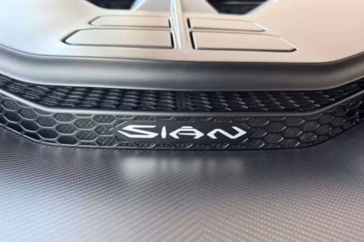 Chiếc xe Lamborghini Sian này hiện đang được 1 đại lý siêu xe ở Dubai rao bán, trước đó, nó nằm ở trong showroom của đại lý Vip Motors, 1 trong những đại lý siêu xe hàng đầu ở thế giới.