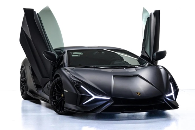 Chưa hết, động cơ của Lamborghini Sian còn kết hợp với hệ thống mild hybrid sử dụng mô-tơ điện 48 V, tích hợp vào hộp số để tạo ra công suất 34 mã lực. Tổng cộng công suất của xe Lamborghini Sian là 808 mã lực và có thể tăng tốc từ vị trí xuất phát lên100 km/h chỉ trong thời gian 2,8 giây trước khi đạt vận tốc tối đa 350 km/h.