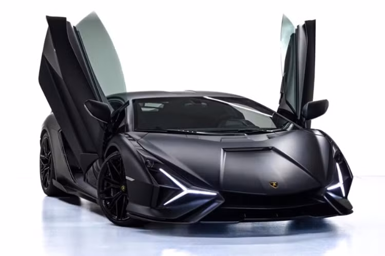 Chưa hết, động cơ của Lamborghini Sian còn kết hợp với hệ thống mild hybrid sử dụng mô-tơ điện 48 V, tích hợp vào hộp số để tạo ra công suất 34 mã lực. Tổng cộng công suất của xe Lamborghini Sian là 808 mã lực và có thể tăng tốc từ vị trí xuất phát lên100 km/h chỉ trong thời gian 2,8 giây trước khi đạt vận tốc tối đa 350 km/h.