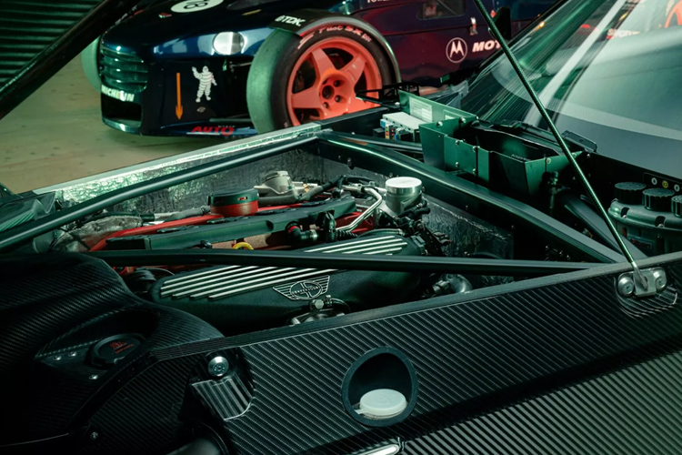 Xe còn có các tùy chọn gồm hệ thống nâng, hệ thống điều hòa không khí nâng cấp, ghế sưởi, nội thất tùy chỉnh, camera trước và sau, báo động và ghế Recaro bằng sợi carbon.