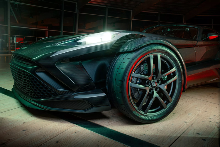 Con số trọng lượng đó nhẹ hơn 34 kg so với F22 thông thường và đạt được bằng cách lắp thân xe bằng sợi carbon tùy chỉnh. Ngoài ra, thương hiệu còn bổ sung thêm phanh gốm carbon giúp giảm 2,5 kg mỗi bộ phanh so với trang bị tiêu chuẩn.