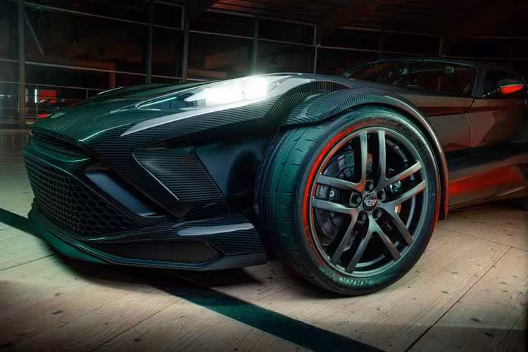 Con số trọng lượng đó nhẹ hơn 34 kg so với F22 thông thường và đạt được bằng cách lắp thân xe bằng sợi carbon tùy chỉnh. Ngoài ra, thương hiệu còn bổ sung thêm phanh gốm carbon giúp giảm 2,5 kg mỗi bộ phanh so với trang bị tiêu chuẩn.