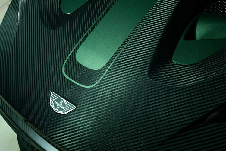 Mẫu xe còn có khả năng bám đường đáng kinh ngạc này đạt được nhờ bộ giảm xóc TracTive điều chỉnh điện tử, hệ thống treo xương đòn kép ở phía trước và phía sau, và lốp Nankang AR1 có độ bám đường cao, kích thước 235/40 ở phía trước và 275/35 ở phía sau.