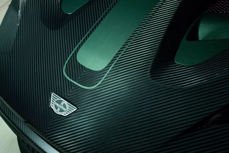 Mẫu xe còn có khả năng bám đường đáng kinh ngạc này đạt được nhờ bộ giảm xóc TracTive điều chỉnh điện tử, hệ thống treo xương đòn kép ở phía trước và phía sau, và lốp Nankang AR1 có độ bám đường cao, kích thước 235/40 ở phía trước và 275/35 ở phía sau.