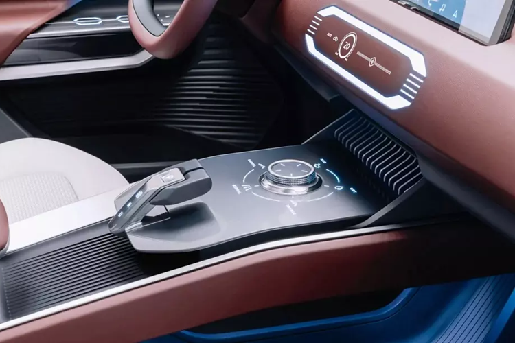 Ở hai góc của mặt táp-lô có thêm 2 màn hình nhỏ để hiển thị hình ảnh do camera kỹ thuật số bên ngoài thu được. Ngoài ra, trên mặt táp-lô còn có các nút cảm ứng nằm bên dưới màn hình thông tin giải trí.