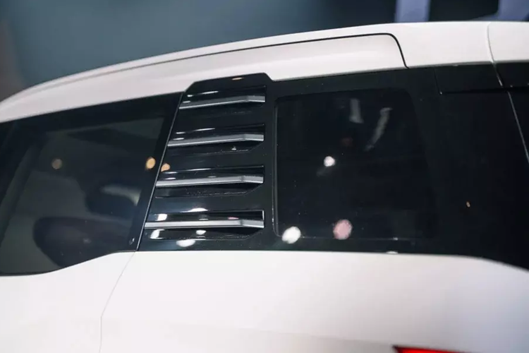 Hiện hãng Mitsubishi vẫn chưa công bố thông số kỹ thuật cụ thể của DST Concept. Chỉ biết rằng, mẫu xe này sẽ được phát triển dựa trên khung gầm liền khối của xe con. Nhiều khả năng xe sẽ dùng phiên bản kéo dài của khung gầm bên trong Mitsubishi Xforce. Chưa rõ Mitsubishi Xforce 7 chỗ sẽ dùng động cơ nào.