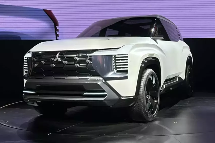 Trong triển lãm Xe quốc tế Philippines 2024, hãng Mitsubishi đã chính thức vén màn mẫu xe ý tưởng mới mang tên DST. Thay vì chỉ đóng vai trò như xe trưng bày, Mitsubishi DST 2025 mới là hình ảnh xem trước cho một mẫu ô tô thương mại sẽ được tung ra thị trường trong tương lai.