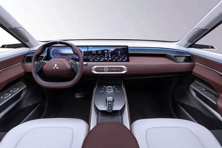 Riêng cột C của Mitsubishi DST Concept được trang trí bằng những nẹp mạ crôm nằm ngang. Trong khi đó, cụm đèn hậu có thiết kế hình chữ "T" tương tự đèn pha và gợi nhớ đến Mitsubishi Xforce.