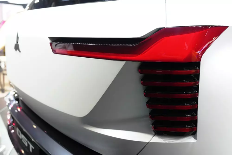 Hãng Mitsubichi chỉ xác nhận xe sẽ được trang bị hệ dẫn động cầu trước, có khoảng sáng gầm lớn và 5 chế độ lái (Normal, Tarmac, Gravel, Mud, Wet). Trong khi đó, Mitsubishi Xforce 5 chỗ đang bán tại Đông Nam Á được trang bị động cơ xăng 4 xi-lanh, dung tích 1.5L, tạo ra công suất tối đa 103 mã lực.