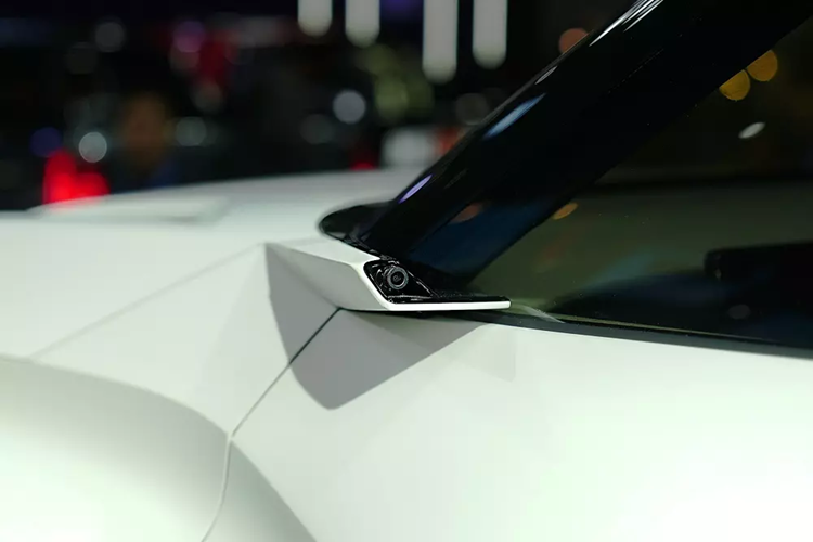 Ở đầu xe, Mitsubishi DST Concept được trang bị lưới tản nhiệt hình tổ ong sơn đen, gợi liên tưởng đến Xforce. Nằm hai bên lưới tản nhiệt là cụm đèn pha LED hình chữ "T" đặc trưng của xe Mitsubishi.