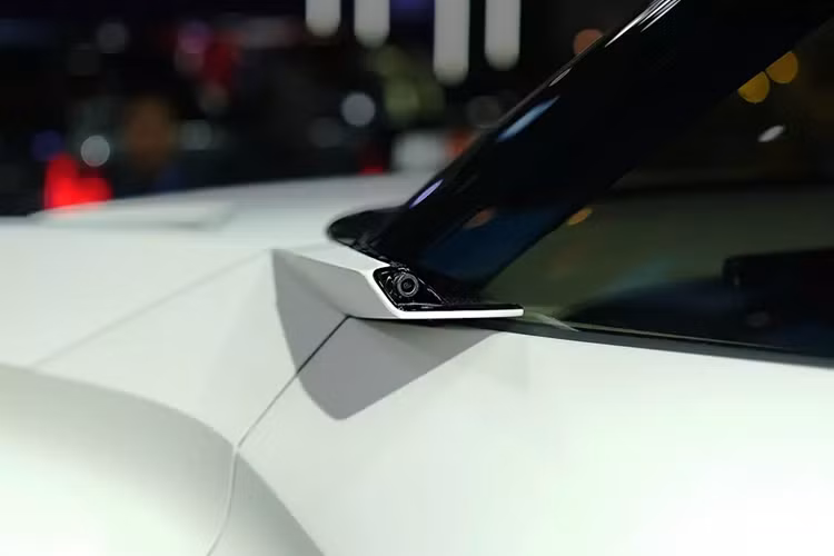 Ở đầu xe, Mitsubishi DST Concept được trang bị lưới tản nhiệt hình tổ ong sơn đen, gợi liên tưởng đến Xforce. Nằm hai bên lưới tản nhiệt là cụm đèn pha LED hình chữ "T" đặc trưng của xe Mitsubishi.