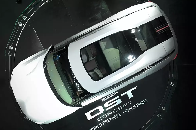 Bên trong xe, Mitsubishi DST Concept sở hữu không gian nội thất tạo cảm giác cao cấp với những vật liệu mềm mại ở mặt táp-lô và tapi cửa. Những trang bị nổi bật của mẫu xe này gồm có bảng đồng hồ kỹ thuật số nối liền với màn hình cảm ứng trung tâm, vô lăng 2 chấu vát đáy, cần số như cần đẩy máy bay và đèn viền nội thất.