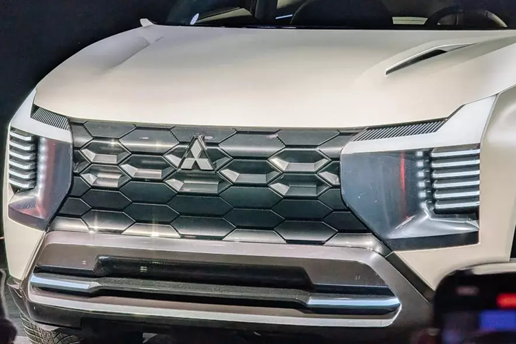 Nói cách khác, đây không phải là sản phẩm thay thế trực tiếp cho bất kỳ mẫu SUV hiện có nào của thương hiệu Mitsubishi. Bên ngoài, Mitsubishi DST Concept trông như sự kết hợp giữa Xforce và Pajero Sport. Xe sở hữu thiết kế tổng thể vuông vức với những đường dập gân nổi bật để nhấn mạnh nắp ca-pô, hốc bánh và hai bên sườn.