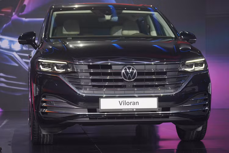 Cuối cùng là những trang bị an toàn như 7-9 túi khí, cảnh báo áp suất lốp, hệ thống chống trượt khi tăng tốc, điều khiển lực kéo, khóa vi sai điện tử, hỗ trợ đỗ xe, kiểm soát hành trình thích ứng