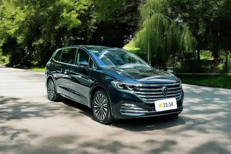 Volkswagen Viloran của Đặng Văn Lâm là mẫu MPV cỡ lớn đã lần đầu tiên ra mắt thị trường Việt Nam vào hồi cuối tháng 12/2023 với 2 phiên bản. Tuy nhiên giá xe Volkswagen Viloran 2024 không rẻ, dao động từ 1,989 - 2,188 tỷ đồng, nhưng Viloran hiện là một trong những mẫu xe bán chạy nhất của thương hiệu Volkswagen tại Việt Nam.