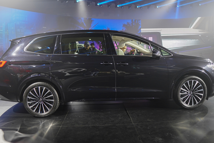 Hỗ trợ giữ làn đường, cảnh báo tiền va chạm, phanh khẩn cấp tự động, cảnh báo người lái mất tập trung, hỗ trợ chuyển làn đường và camera 360 độ.