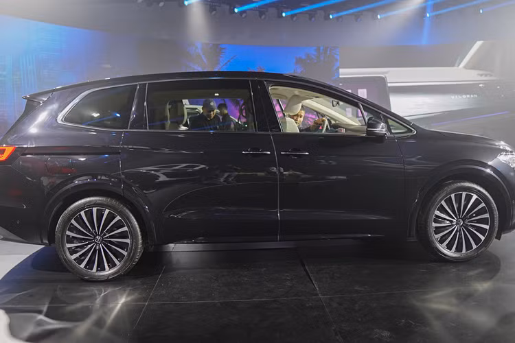 Hỗ trợ giữ làn đường, cảnh báo tiền va chạm, phanh khẩn cấp tự động, cảnh báo người lái mất tập trung, hỗ trợ chuyển làn đường và camera 360 độ.