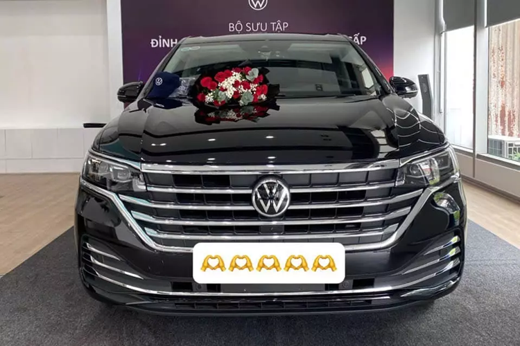 Người nổi tiếng mới nhất mua mẫu MPV nhập khẩu từ Trung Quốc này là thủ môn Đặng Văn Lâm. Trước đó, đã có một số người nổi tiếng khác mua Volkswagen Viloran như MC Trấn Thành, Hoa hậu Tiểu Vy hay người mẫu Diệp Lâm Anh.