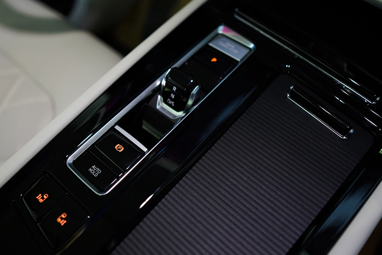 Ngoài ra, xe còn sở hữu hệ thống đèn LED từ trước ra sau, đèn pha IQ Light với tính năng mở rộng góc chiếu, cửa lùa chỉnh điện bên sườn với 5 cách đóng/mở ở các vị trí khác nhau, cửa cốp chỉnh điện, tích hợp cảm biến đá cốp và vành la-zăng 19 inch hoặc 20 inch.