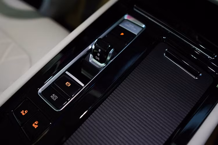 Ngoài ra, xe còn sở hữu hệ thống đèn LED từ trước ra sau, đèn pha IQ Light với tính năng mở rộng góc chiếu, cửa lùa chỉnh điện bên sườn với 5 cách đóng/mở ở các vị trí khác nhau, cửa cốp chỉnh điện, tích hợp cảm biến đá cốp và vành la-zăng 19 inch hoặc 20 inch.