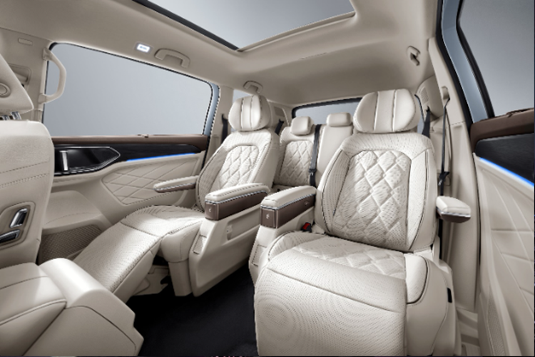 Hàng ghế thứ hai có tính năng massage, bảng đồng hồ kỹ thuật số 10,3 inch, màn hình cảm ứng trung tâm 12 inch, hỗ trợ kết nối Apple CarPlay/Android Auto, hệ thống âm thanh 8 loa, điều hòa tự động 3 vùng độc lập, sạc điện thoại không dây, cửa sổ trời toàn cảnh và đèn viền trang trí nội thất 30 màu.