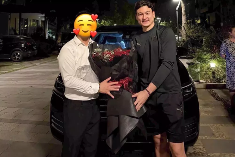 Trước đây, Mercedes-Benz là thương hiệu được nhiều người nổi tiếng tại Việt Nam ưa chuộng. Tuy nhiên, trong thời gian gần đây, nhiều người nổi tiếng tại Việt Nam lại có thêm một lựa chọn mới, đó là mẫu MPV tiền tỷ Volkswagen Viloran 2024 mới.