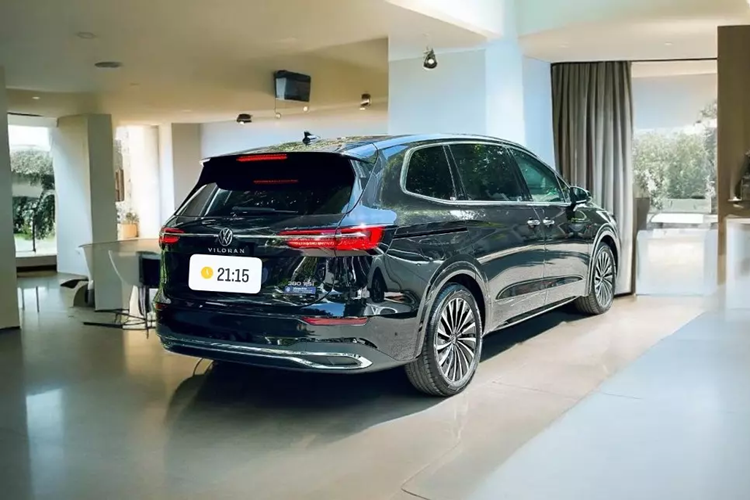 Trong nửa đầu năm 2024, mẫu xe này đã đạt doanh số cộng dồn gần 1.000 xe. Là đối thủ cạnh tranh trực tiếp của Kia Carnival, Volkswagen Viloran sở hữu kích thước lớn hơn và trang bị tiện nghi đầy đủ. Đặc biệt, xe còn được trang bị không gian nội thất rộng rãi nhờ kích thước lớn.