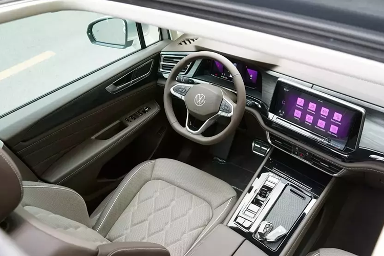 Bên trong mẫu xe này là nội thất 7 chỗ ngồi với cấu hình 2+2+3. Trong đó, hàng ghế giữa là 2 ghế thương gia tách rời nhau, vừa tạo cảm giác sang trọng vừa mang đến lối đi thuận tiện xuống hàng ghế cuối. Bên cạnh đó là những trang bị tiện nghi nổi bật như ghế bọc da, ghế trước chỉnh điện/sưởi/làm mát