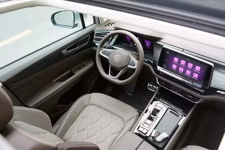 Bên trong mẫu xe này là nội thất 7 chỗ ngồi với cấu hình 2+2+3. Trong đó, hàng ghế giữa là 2 ghế thương gia tách rời nhau, vừa tạo cảm giác sang trọng vừa mang đến lối đi thuận tiện xuống hàng ghế cuối. Bên cạnh đó là những trang bị tiện nghi nổi bật như ghế bọc da, ghế trước chỉnh điện/sưởi/làm mát