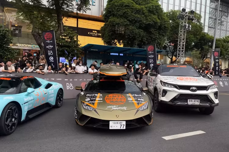 Cái tên Sterrato theo tiếng Ý có nghĩa là “bùn đất” và thiết kế của xe cũng được điều chỉnh cho mục đích off-road. Cụ thể, gầm xe được nâng cao thêm 47 mm trong khi mũi xe được làm sắc thêm 1% và góc thoát tăng thêm 6,5%. 