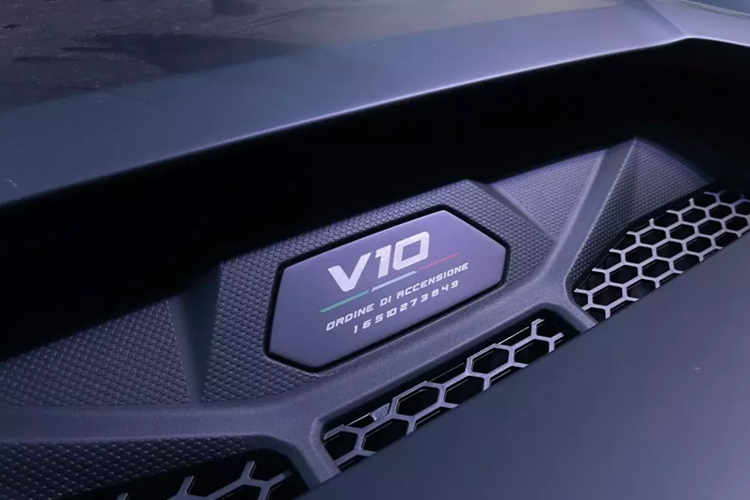 Tuy có thể chạy trên đường cát, đường sỏi hoặc đường nhiều bụi đất nhưng Lamborghini Huracan Sterrato chủ yếu được thiết kế để vận hành trên đường phố. Bên trong xe cũng có đủ trang bị như ghế bọc Alcantara màu đen Verde Sterrat, màn hình cảm ứng trung tâm hay bảng đồng hồ kỹ thuật số theo phong cách off-road, bao gồm cả la bàn và đồng hồ báo góc đánh lái.