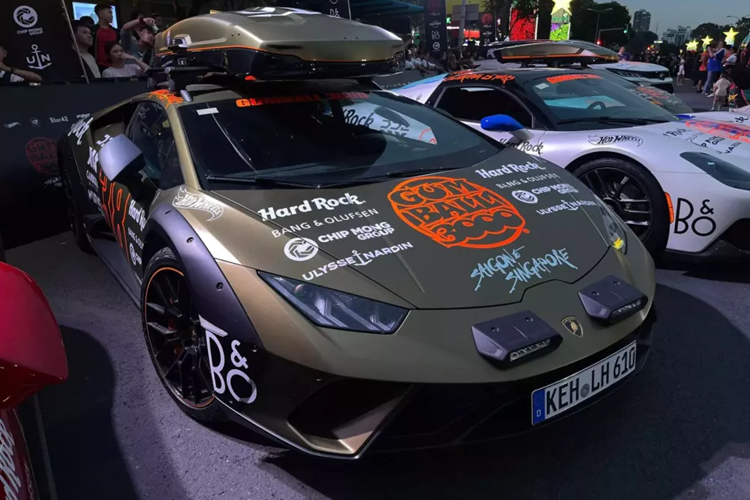 Nhìn vào bên ngoài siêu xe Lamborghini Huracan Sterrato địa hình về cơ bản sở hữu thiết kế tổng thể như xe tiêu chuẩn, trừ việc hãng Lamborghini đã bổ sung một số chi tiết khác biệt như 2 đèn tìm kiếm nằm trên đầu xe, baga nóc và ốp cua lốp dày dặn, sơn màu đen.