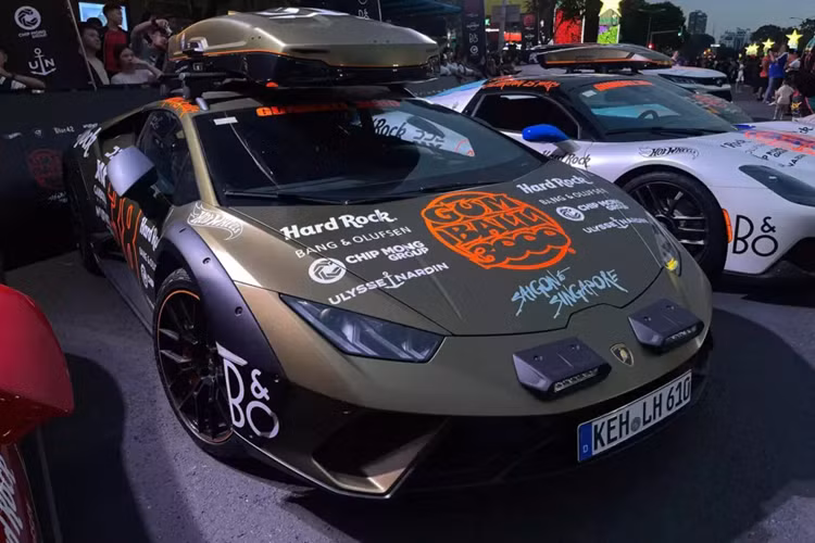 Nhìn vào bên ngoài siêu xe Lamborghini Huracan Sterrato địa hình về cơ bản sở hữu thiết kế tổng thể như xe tiêu chuẩn, trừ việc hãng Lamborghini đã bổ sung một số chi tiết khác biệt như 2 đèn tìm kiếm nằm trên đầu xe, baga nóc và ốp cua lốp dày dặn, sơn màu đen.