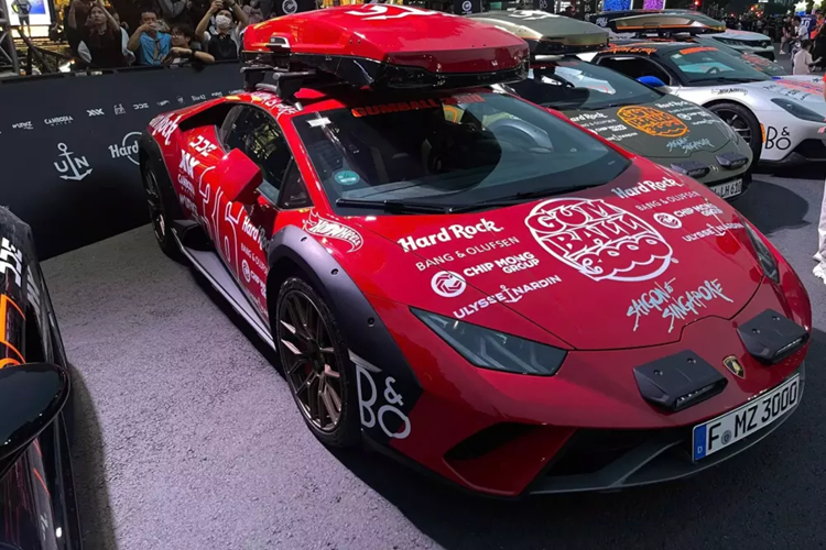 Đầu tiên chúng ta nhìn vào chiếc siêu xe địa hình Lamborghini Huracan Sterrato màu xám quân đội, bộ áo này thường thấy trên các dòng máy bay chiến đấu, cũng như từng là màu sơn thửa riêng cho dòng xe Avio, giới hạn 250 chiếc.