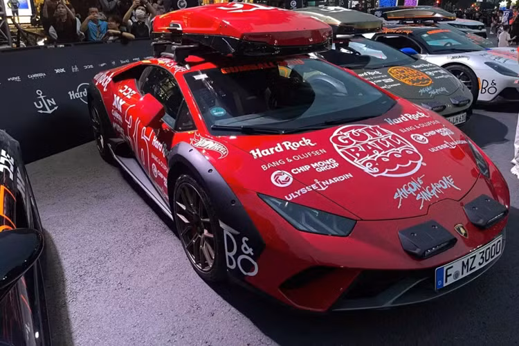 Đầu tiên chúng ta nhìn vào chiếc siêu xe địa hình Lamborghini Huracan Sterrato màu xám quân đội, bộ áo này thường thấy trên các dòng máy bay chiến đấu, cũng như từng là màu sơn thửa riêng cho dòng xe Avio, giới hạn 250 chiếc.