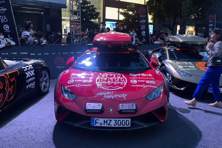 Như vậy là trong khi xe thể thao giới hạn chuyên off-road Porsche 911 Dakar đã có đến 4 chiếc trong tổng số 2.500 xe sản xuất toàn cầu về Việt Nam, thì siêu xe Lamborghini Huracan Sterrato vẫn chưa có xe nào góp mặt, và nó chỉ xuất hiện chớp nhoáng ở nước ta thông qua sự kiện Gumball 3000 2024.