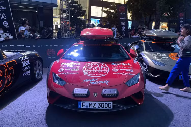 Như vậy là trong khi xe thể thao giới hạn chuyên off-road Porsche 911 Dakar đã có đến 4 chiếc trong tổng số 2.500 xe sản xuất toàn cầu về Việt Nam, thì siêu xe Lamborghini Huracan Sterrato vẫn chưa có xe nào góp mặt, và nó chỉ xuất hiện chớp nhoáng ở nước ta thông qua sự kiện Gumball 3000 2024.