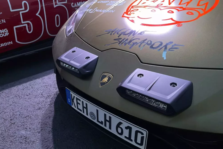 "Trái tim" của Lamborghini Huracan Sterrato là khối động cơ xăng V10, hút khí tự nhiên, dung tích 5.2L, sản sinh công suất tối đa 610 mã lực và mô-men xoắn cực đại 560 Nm. Động cơ này kết hợp với hộp số tự động ly hợp kép 7 cấp và hệ dẫn động 4 bánh toàn thời gian.