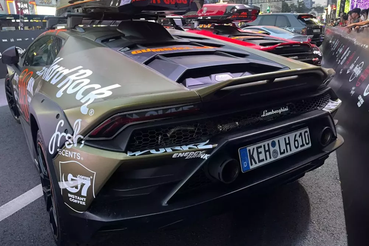 Theo hãng Lamborghini, chỉ có đúng 1.499 chiếc Huracan Sterrato được sản xuất và bán ra toàn cầu. Đây cũng là đối thủ trực tiếp của Porsche 911 Dakar, mẫu xe sản xuất nhiều hơn 1.001 chiếc, và hiện tại, đã có 4 xe được nhập khẩu chính hãng về Việt Nam.