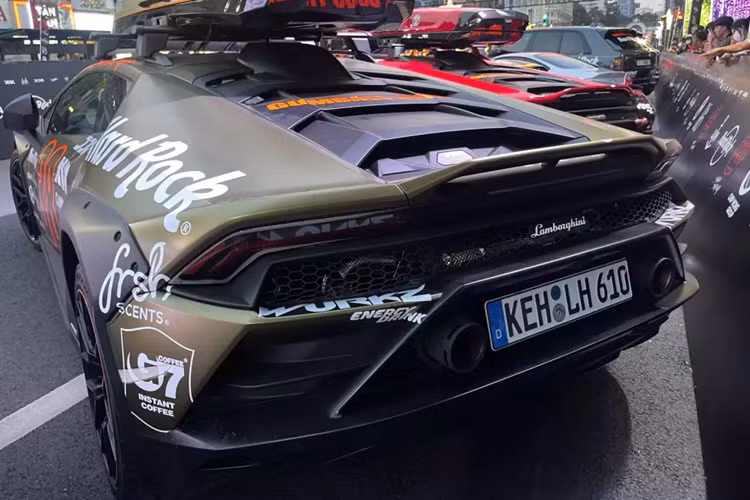 Theo hãng Lamborghini, chỉ có đúng 1.499 chiếc Huracan Sterrato được sản xuất và bán ra toàn cầu. Đây cũng là đối thủ trực tiếp của Porsche 911 Dakar, mẫu xe sản xuất nhiều hơn 1.001 chiếc, và hiện tại, đã có 4 xe được nhập khẩu chính hãng về Việt Nam.