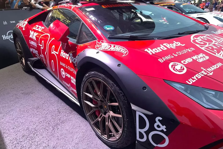 Ngoài ra, ốp cua lốp còn được lắp bằng bu lông lộ ra ngoài, tạo cảm giác hầm hố hơn cho mẫu siêu xe chuyên chạy địa hình này. Chưa hết, Lamborghini Huracan Sterrato còn được trang bị bộ vành la-zăng 19 inch, đi kèm lốp runflat Bridgestone Dueler AT002 phát triển dành riêng cho xe.