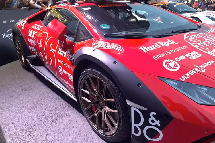 Ngoài ra, ốp cua lốp còn được lắp bằng bu lông lộ ra ngoài, tạo cảm giác hầm hố hơn cho mẫu siêu xe chuyên chạy địa hình này. Chưa hết, Lamborghini Huracan Sterrato còn được trang bị bộ vành la-zăng 19 inch, đi kèm lốp runflat Bridgestone Dueler AT002 phát triển dành riêng cho xe.