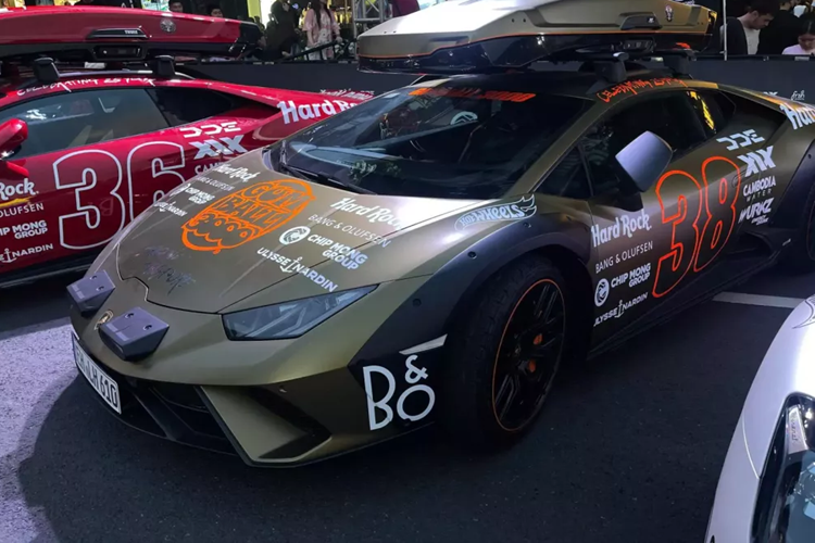 Riêng khu vực đầu xe được mở rộng thêm 30 mm trong khi con số tương ứng của đuôi xe là 34 mm nhằm mang đến sự cân bằng và ổn định trong quá trình vận hành.