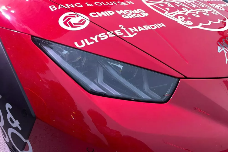 Thay đổi tiếp theo của Lamborghini Huracan Sterrato nằm ở hốc hút gió trên nắp khoang động cơ. Mục đích của trang bị này là để đất đá không thể lọt vào cổ hút và làm hỏng động cơ khi xe chạy tốc độ cao trên đường nhiều sỏi đá. Ngay cả bộ khuếch tán gió sau của xe cũng được điều chỉnh thiết kế để bảo vệ các te dầu động cơ, hộp số và những bộ phận khác.