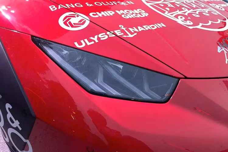 Thay đổi tiếp theo của Lamborghini Huracan Sterrato nằm ở hốc hút gió trên nắp khoang động cơ. Mục đích của trang bị này là để đất đá không thể lọt vào cổ hút và làm hỏng động cơ khi xe chạy tốc độ cao trên đường nhiều sỏi đá. Ngay cả bộ khuếch tán gió sau của xe cũng được điều chỉnh thiết kế để bảo vệ các te dầu động cơ, hộp số và những bộ phận khác.