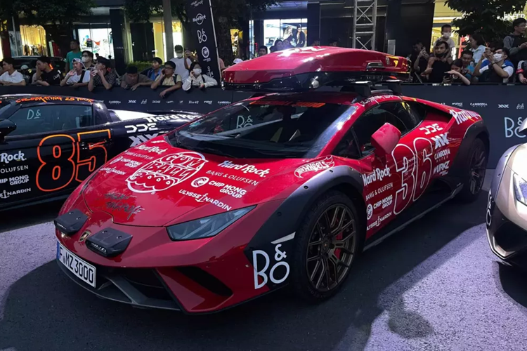 Ngoài màu sắc đẹp mắt này ra, chiếc Lamborghini Huracan Sterrato mang biển số của đất nước Nhật Bản còn có nhiều chi tiết sơn đen, sọc cam, 2 xe còn lại mang màu đỏ và xanh nhám. Khác với những người anh em của mình, Lamborghini Huracan Sterrato được tạo ra để chinh phục mọi cung đường, kể cả đèo núi.